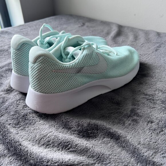 Nike Revolution 7 Easyon Shoe in Barley Green/White/Metallic Silver Size 9.5 - Picture 4 of 8